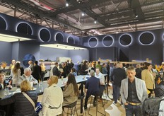 Drukte op de stand van Falmec.